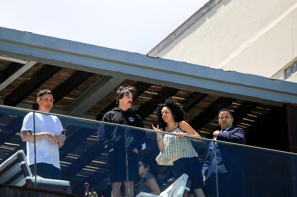 Anthony Kiedis Do Red Hot Chilli Peppers Come Coco Verde Em Dia De Sol No Rio