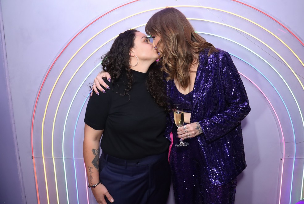 Ex Bbb Marcela Mcgowan Beija A Namorada Em Inaugura O De Sex Shop
