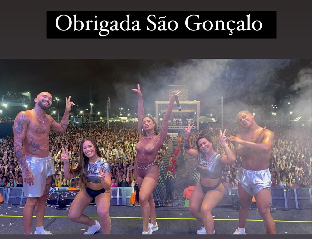 Solteira Lexa Aposta Em Look Nude De Renda E Transparente Para Show