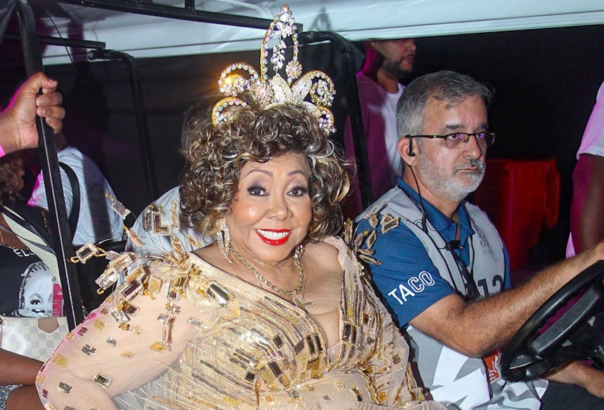 Alcione Exibe Resultado De Unhas Ap S Se Irritar Nude E Francesinha