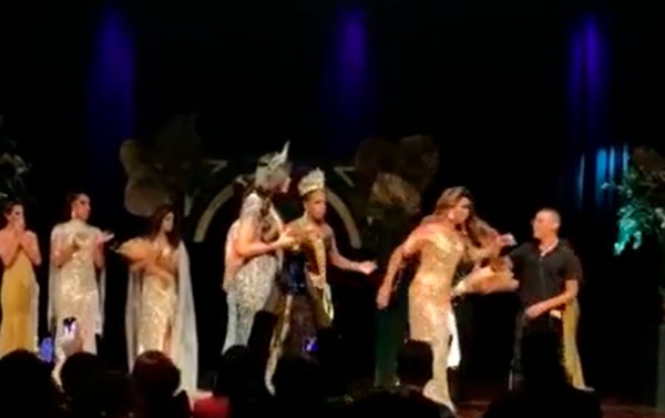 Vídeo Homem invade palco e quebra coroa após resultado do Miss Gay