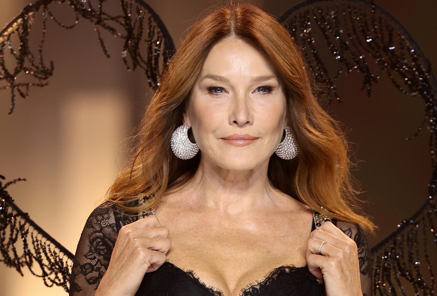 Ex primeira dama da França Carla Bruni desfila de lingerie aos 56 anos
