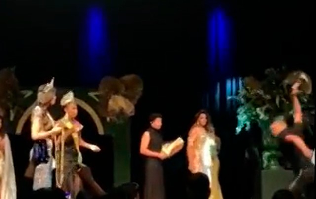 V Deo Homem Invade Palco E Quebra Coroa Ap S Resultado Do Miss Gay