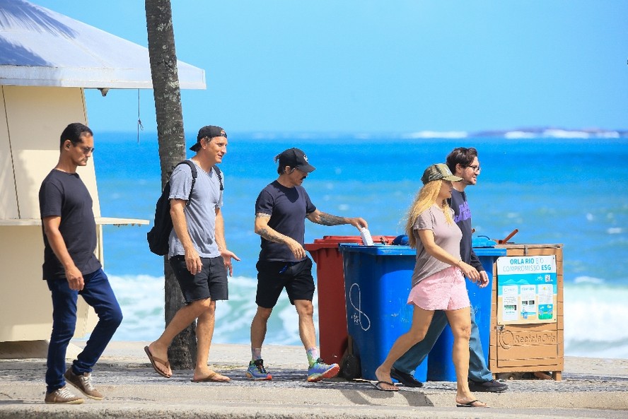 Anthony Keidis E John Frusciante Do Red Hot Chili Peppers Passeiam Em Orla Do Rio