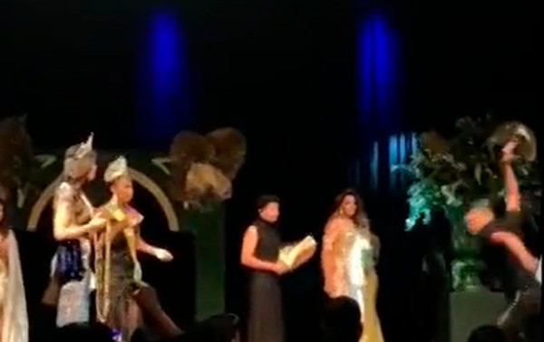 Vídeo Homem invade palco e quebra coroa após resultado do Miss Gay