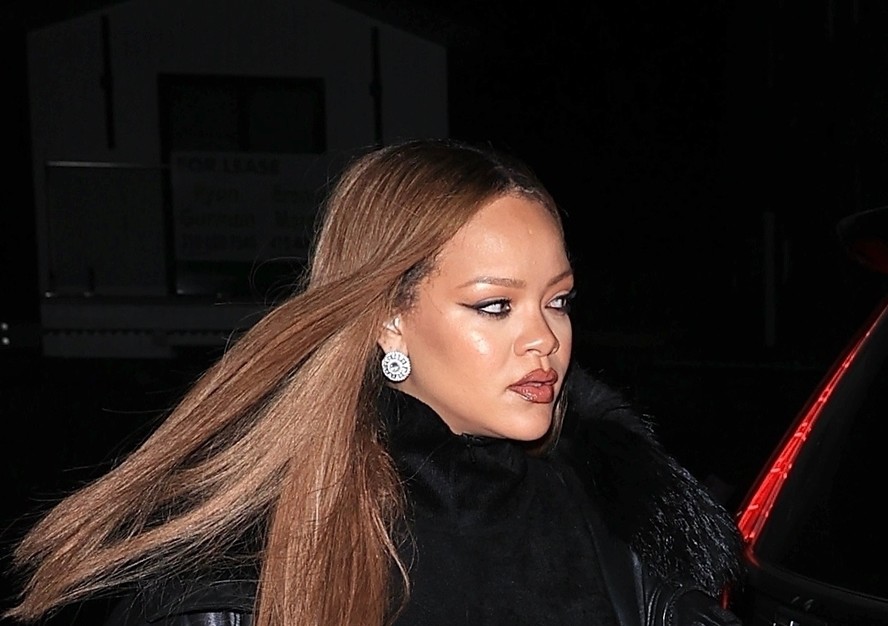 Rihanna Aparece Cabelo Natural Em Flagra E Deixa Lingerie Mostra Foto