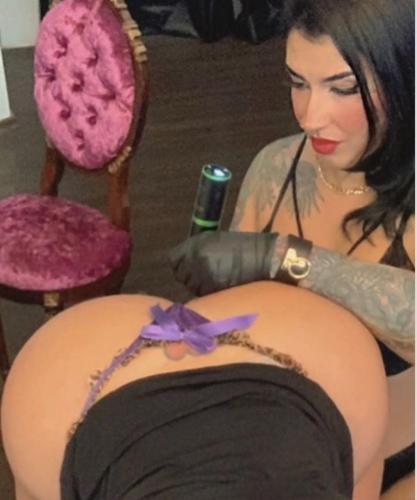 Andressa Urach Ganha Nova Tatuagem Na Regi O Anal De Amiga Famosa