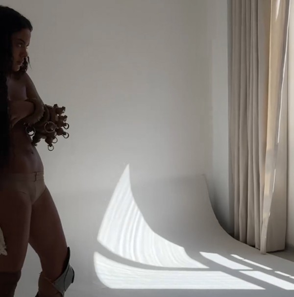 Bella Campos Aparece Topless E De Calcinha Nude Em Bastidores De Ensaio