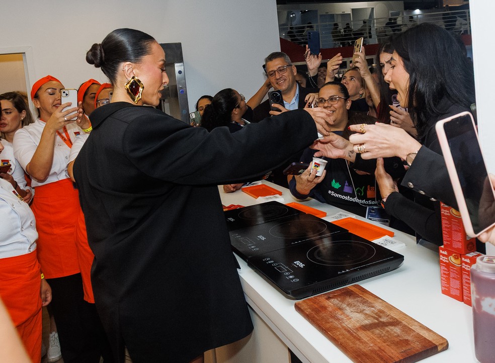 De Look Nude Transpar Ncia Sabrina Sato Ataca De Chef De Cozinha