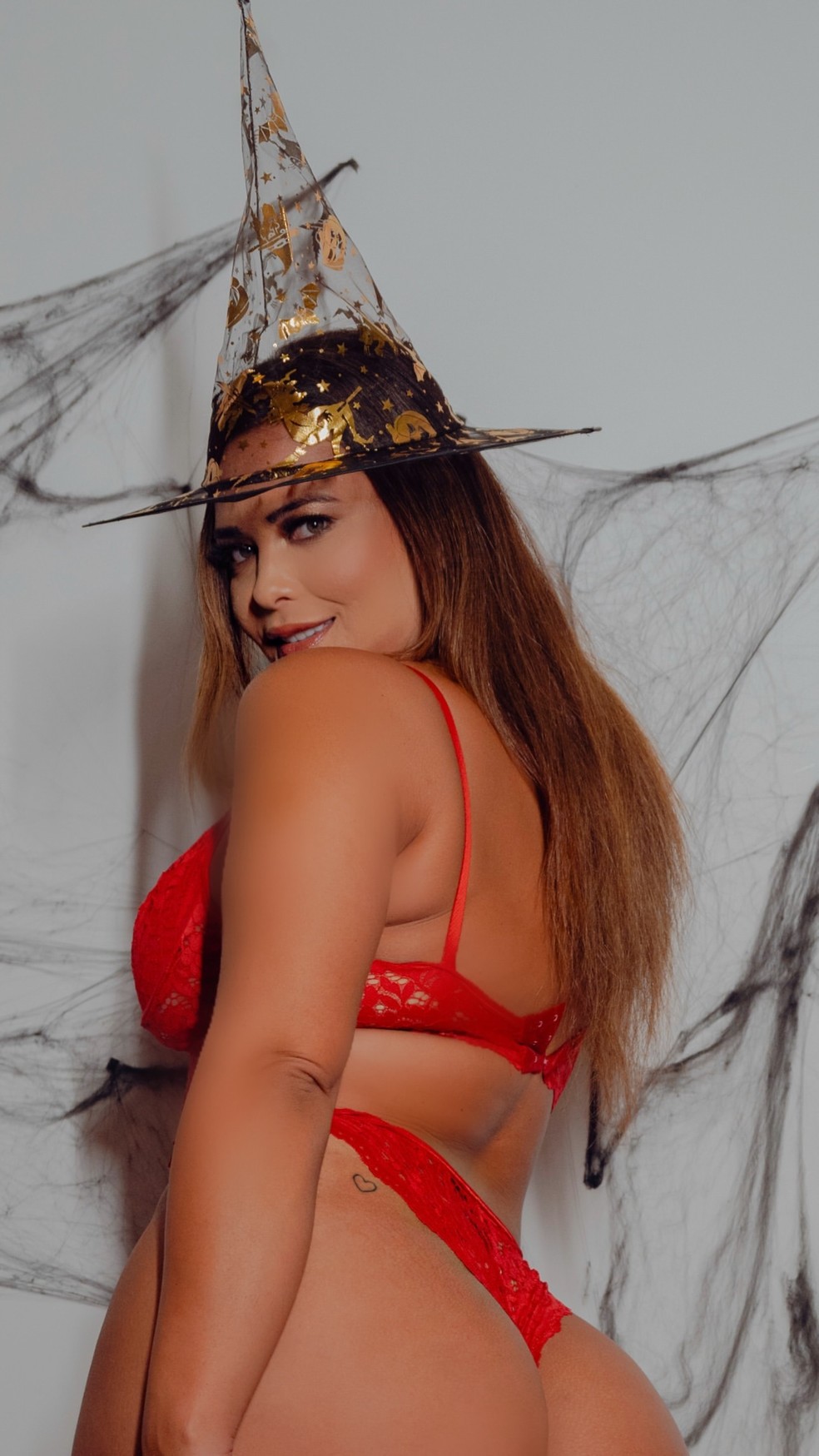 Geisy Arruda Posa De Lingerie Vermelha Fio Dental Em Clima De Halloween