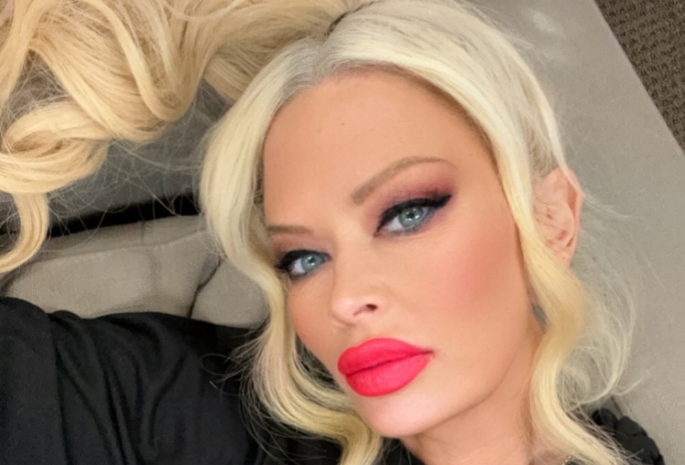 Ex Rainha Do Porn Posa O Mesmo Vestido Usado H Anos Compare