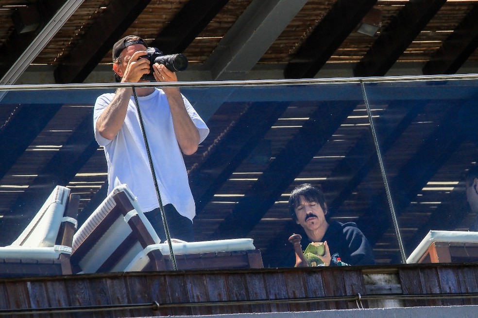 Anthony Kiedis Do Red Hot Chilli Peppers Come Coco Verde Em Dia De Sol No Rio