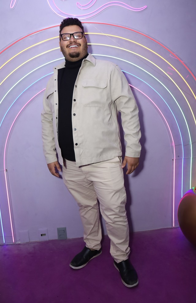Ex Bbb Marcela Mcgowan Beija A Namorada Em Inaugura O De Sex Shop