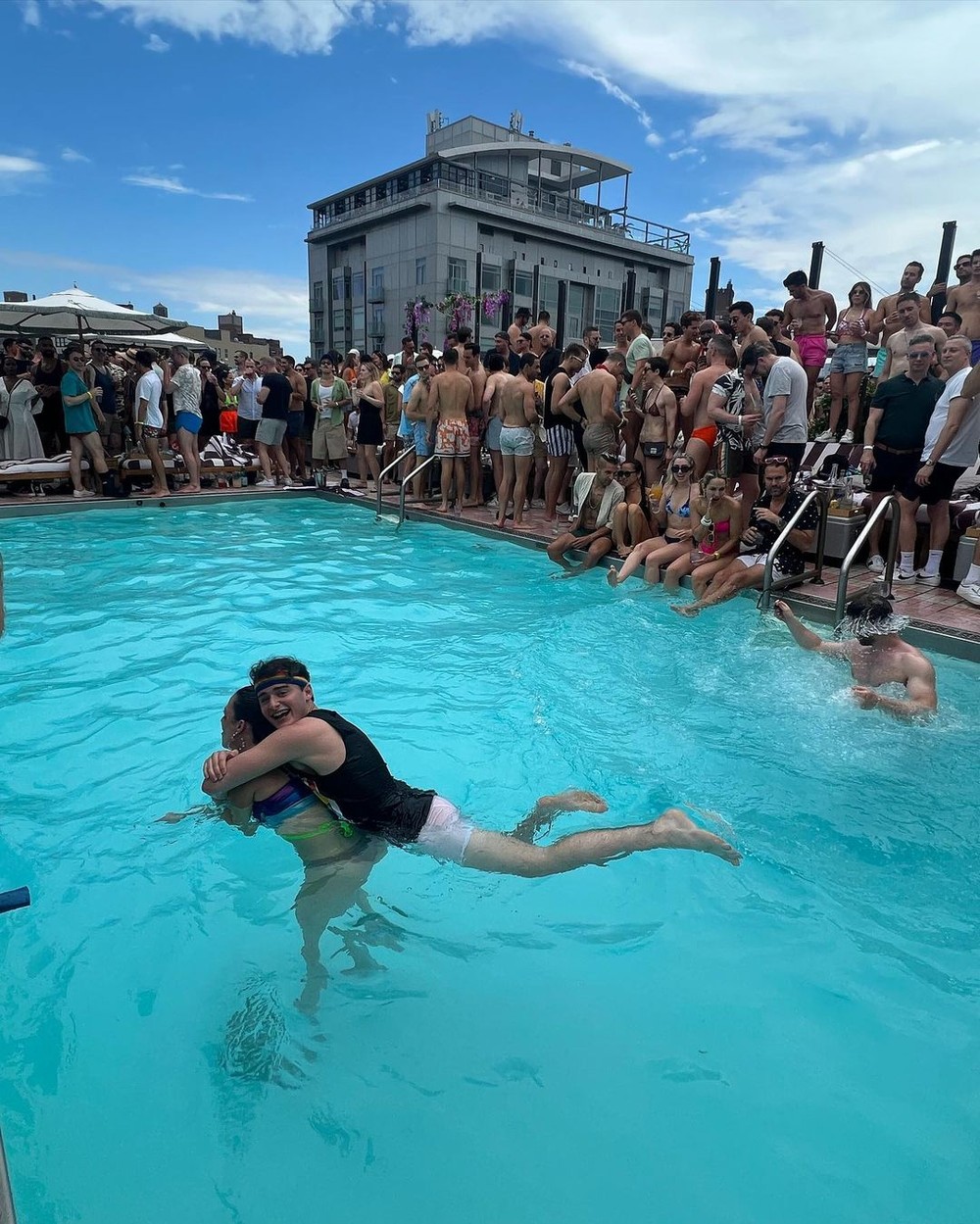 Noah Schnapp ator de Stranger Things vai à sua primeira parada gay após assumir sexualidade