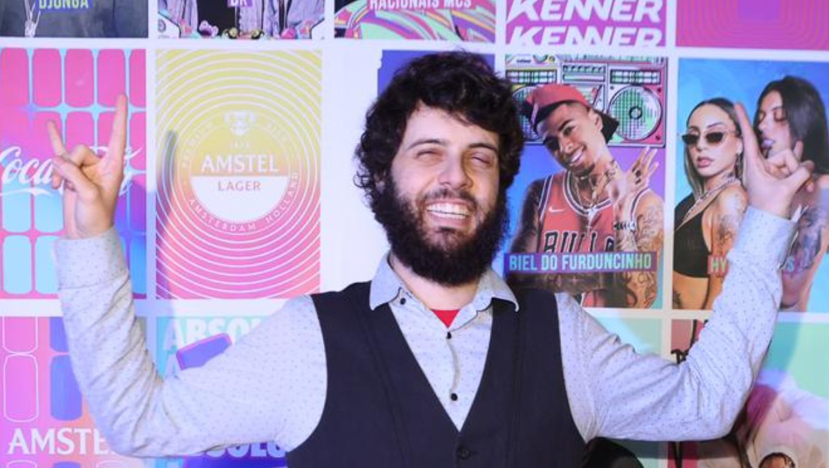 Humorista Diogo Defante lança álbum rock debochado e nude na capa veja