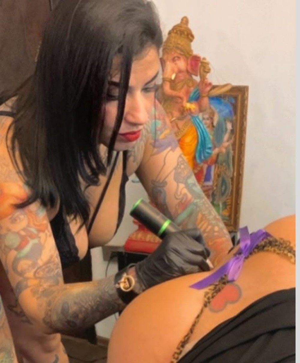 Andressa Urach Ganha Nova Tatuagem Na Regi O Anal De Amiga Famosa