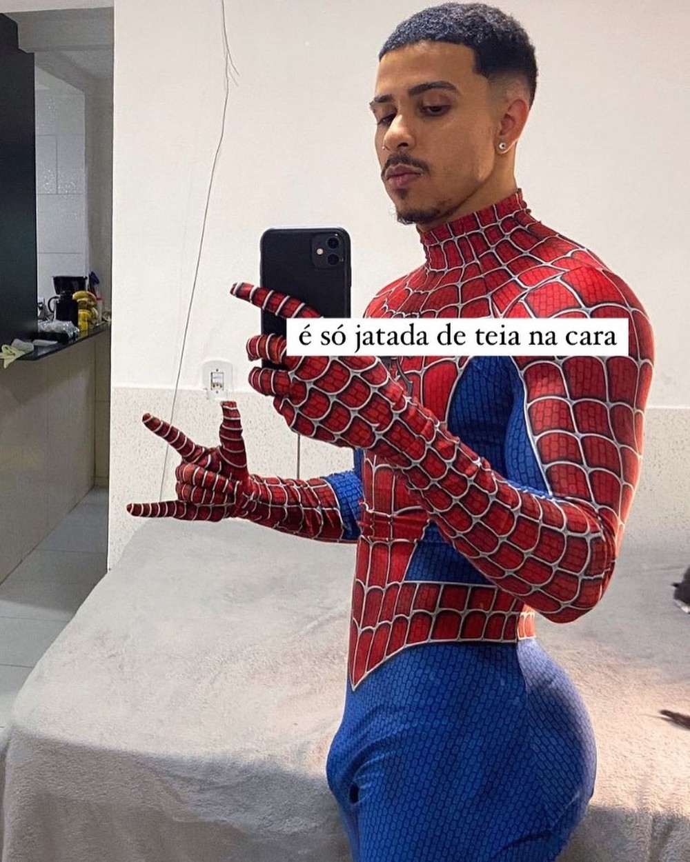 Cantor Thiago Pantaleão posta nude no seu aniversário de anos