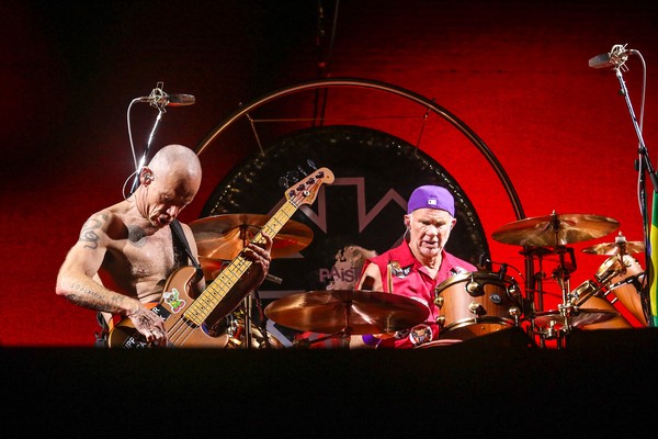 Red Hot Chili Peppers mistura nostalgia e novidades em show de São Paulo