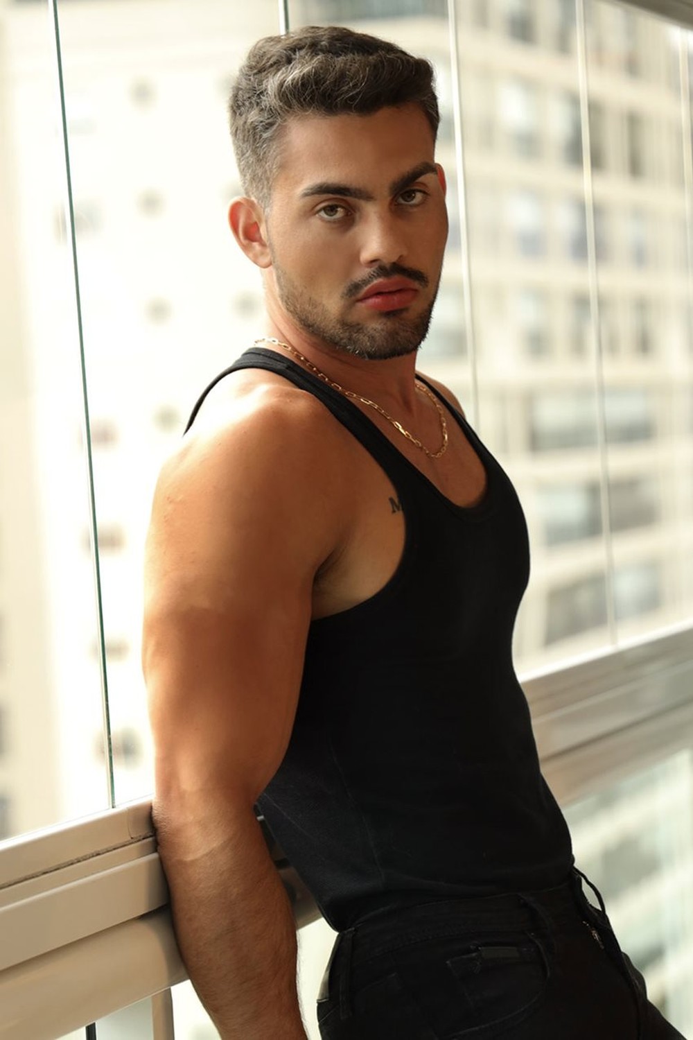 Mister S O Paulo Gay Posa De Bumbum De Fora Para Ensaio Sensual