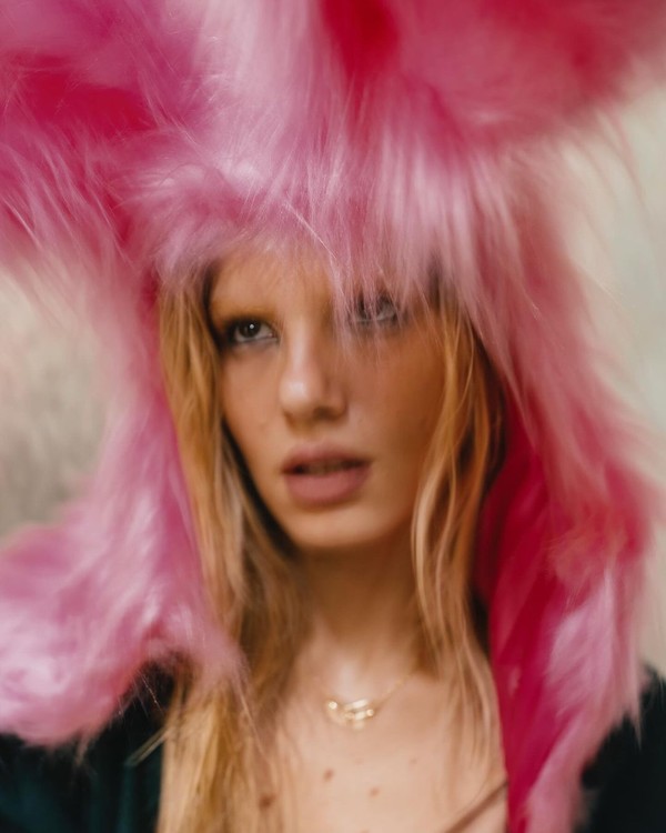 Camila Queiroz surge loira e lingerie à mostra Jade Picon reage Gata