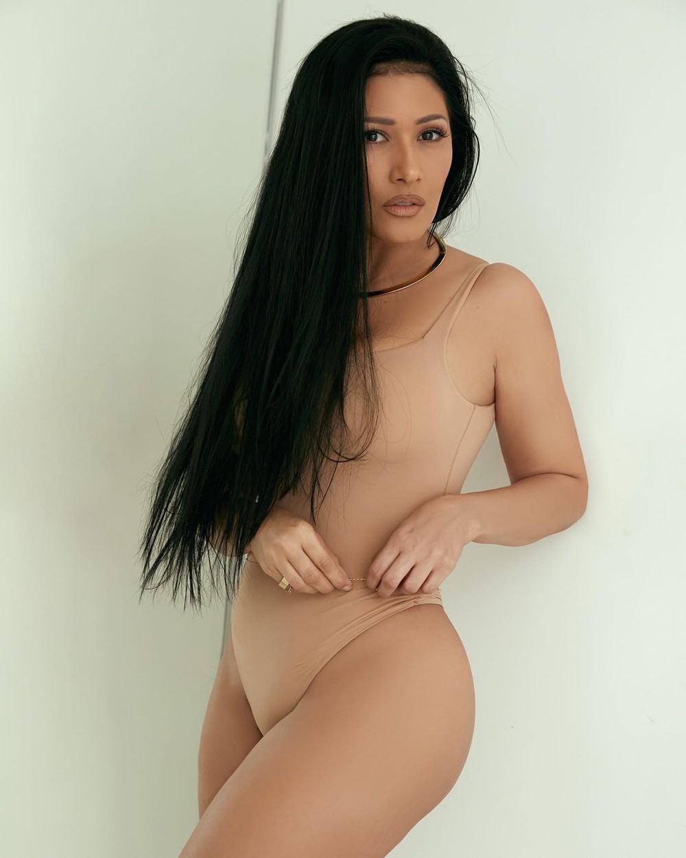 Simaria posa de body nude e faz reflexão Mulheres não choram