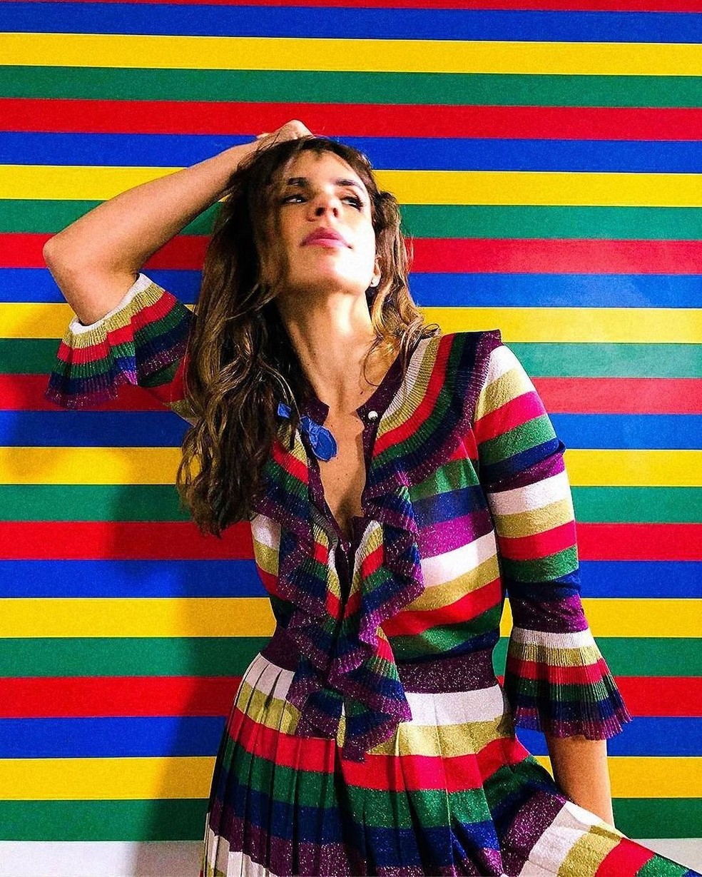 Maria Ribeiro ignora tendência Barbiecore e brinca: 'Suzy listrada'