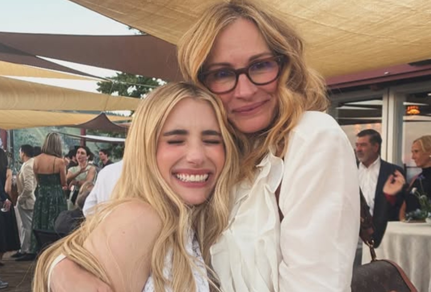 Emma Roberts publica foto rara com a tia Julia Roberts: 'Te amo além'