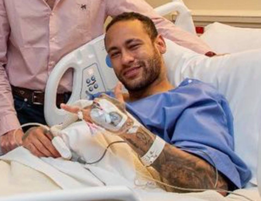 Neymar em hospital após cirurgia