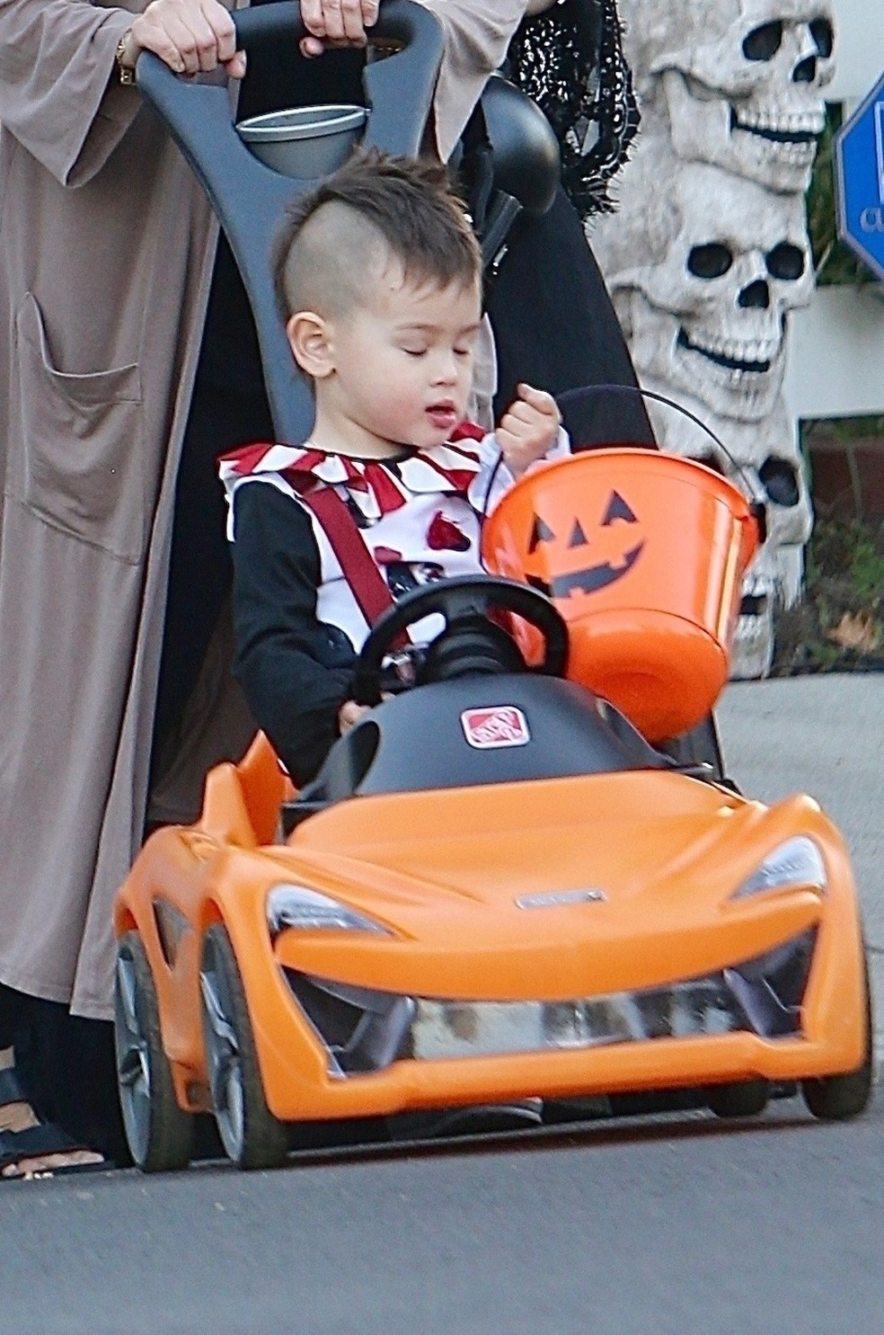 Macaulay Culkin é fotografado com mulher e filhos em Halloween