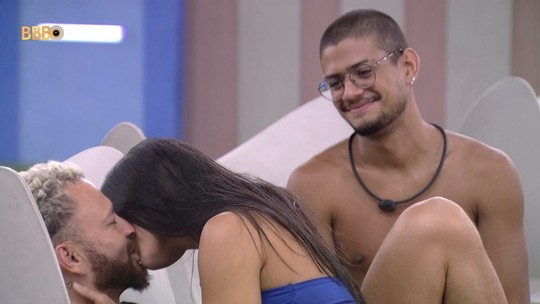 BBB 23: Gabriel Santana ensina Fred e Larissa a darem beijo técnico