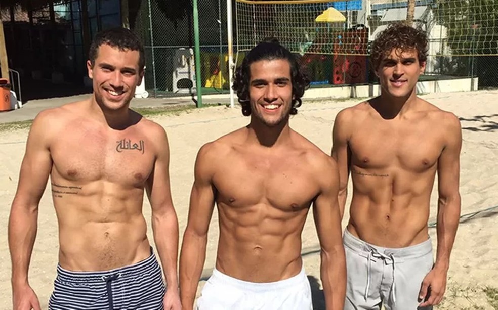 Ricardo Vianna, Fábio Scalon e Felipe Roque em treino de vôlei de praia para 'Malhação - Pro dia nascer feliz' — Foto: Reprodução/Instagram