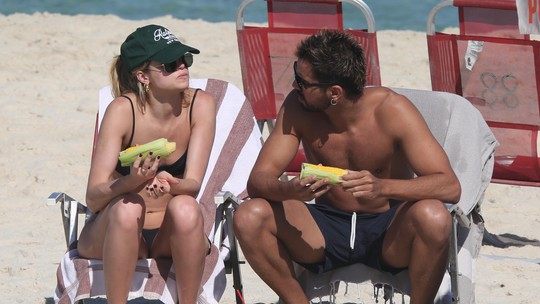 Agatha Moreira e Rodrigo Simas trocam beijos e comem milho em dia de praia; fotos