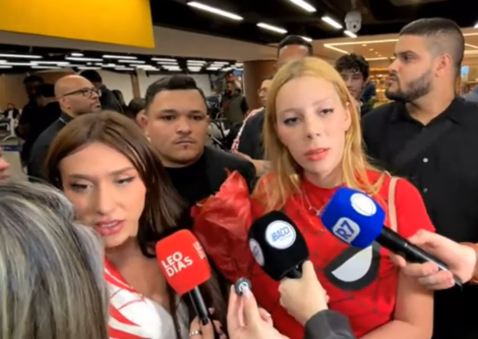 Malévola e amiga chegam ao Brasil após prisão no Egito — Foto: Reprodução