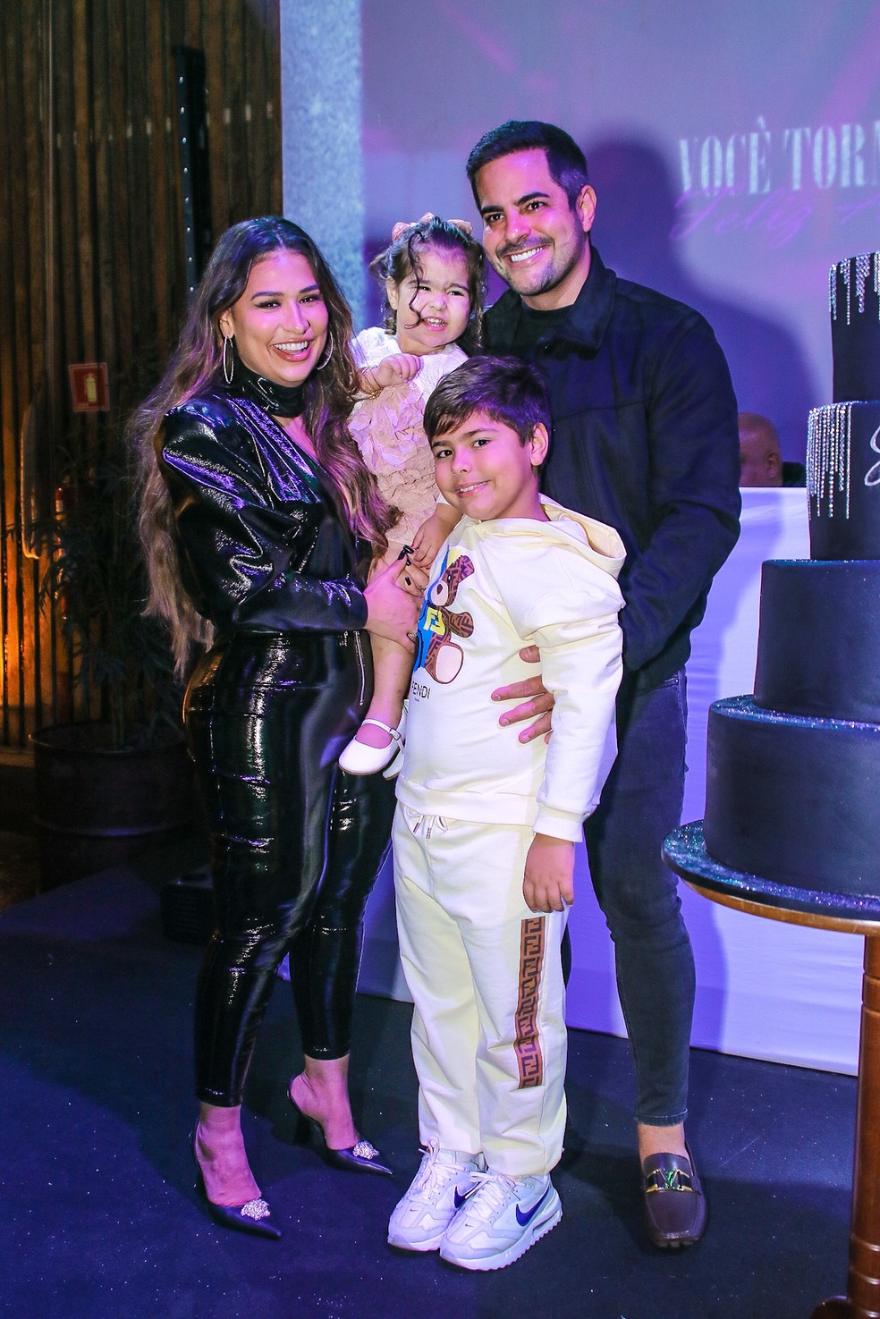 Simone Mendes com Kaká Diniz e os filhos, Henry e Zaya — Foto: Thiago Duran/BrazilNews