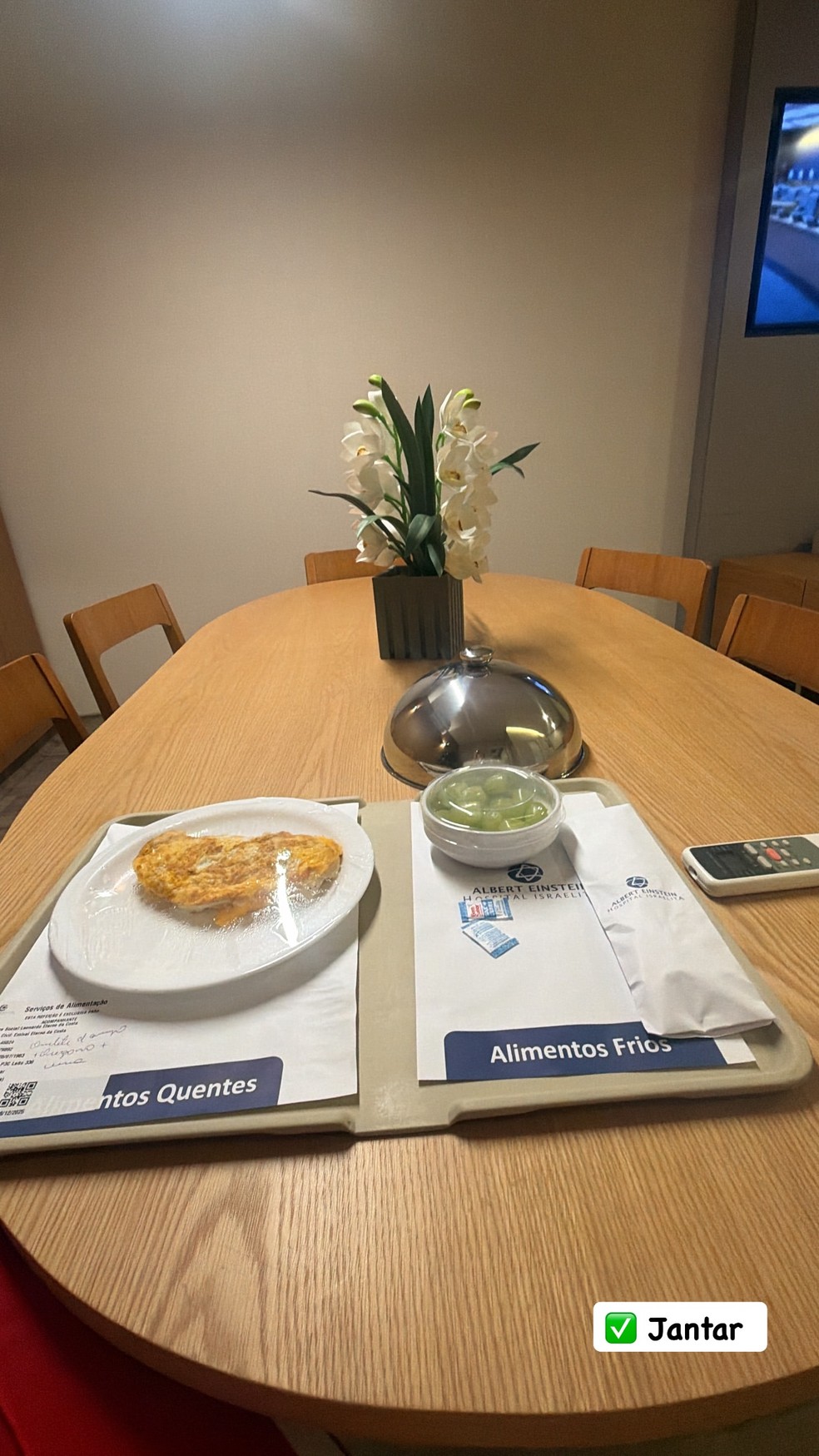 Poliana Rocha madruga ao lado de Leonardo em hospital e mostra rotina do sertanejo após internação — Foto: Reprodução/Instagram