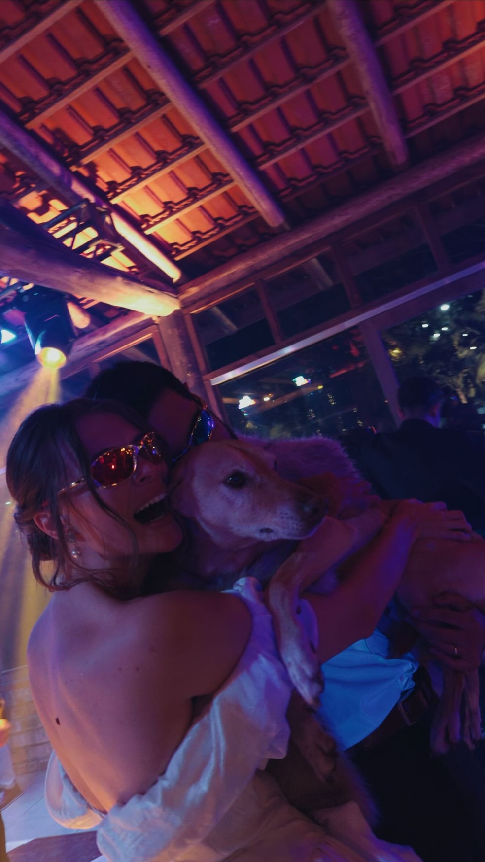 Os noivos Miguel Rômulo e Fran Castro com os pets em festa de casamento — Foto: Reprodução/Instagram