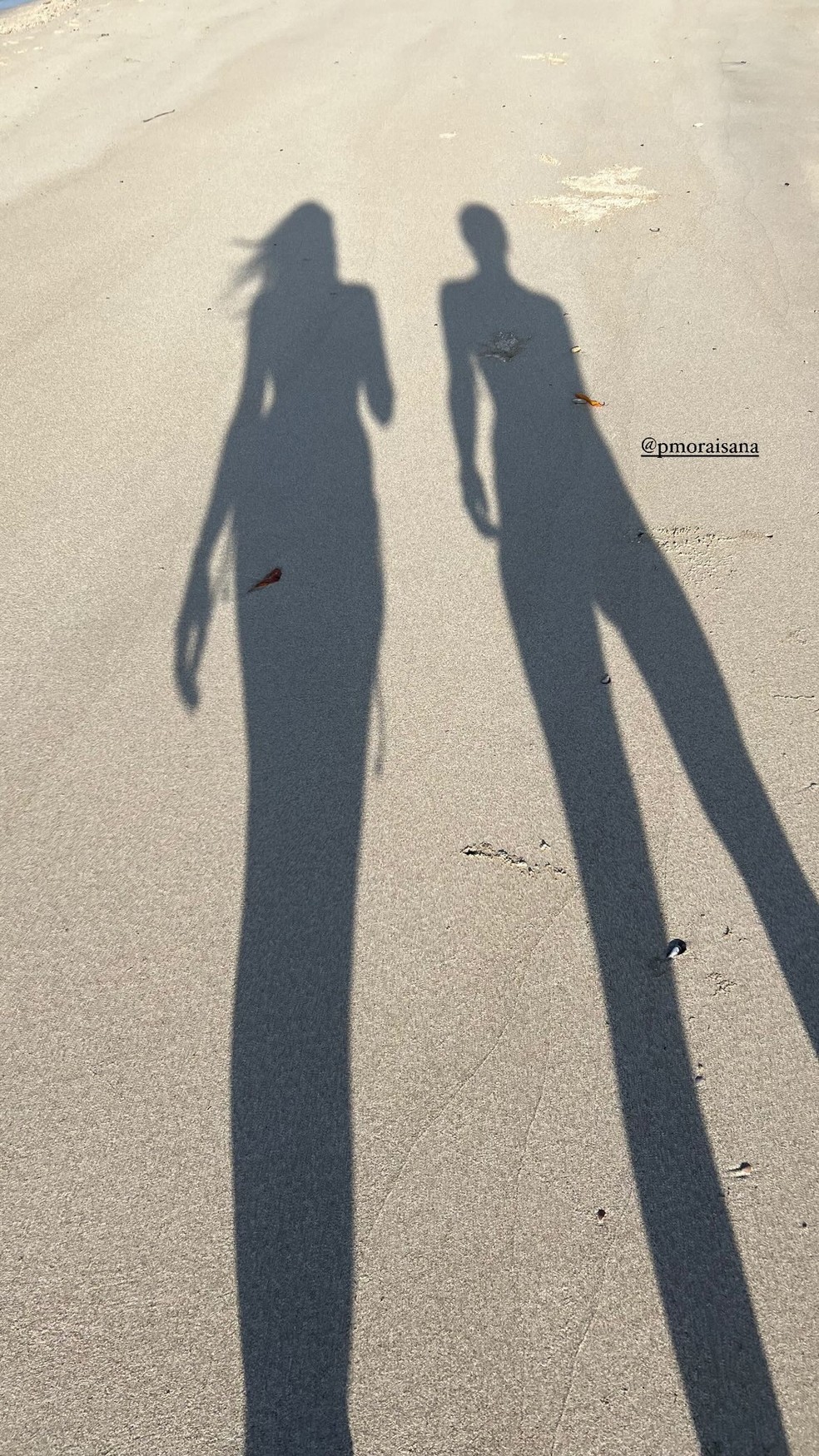 As irmãs Anttónia e Ana Morais em dia de praia — Foto: Reprodução/Instagram