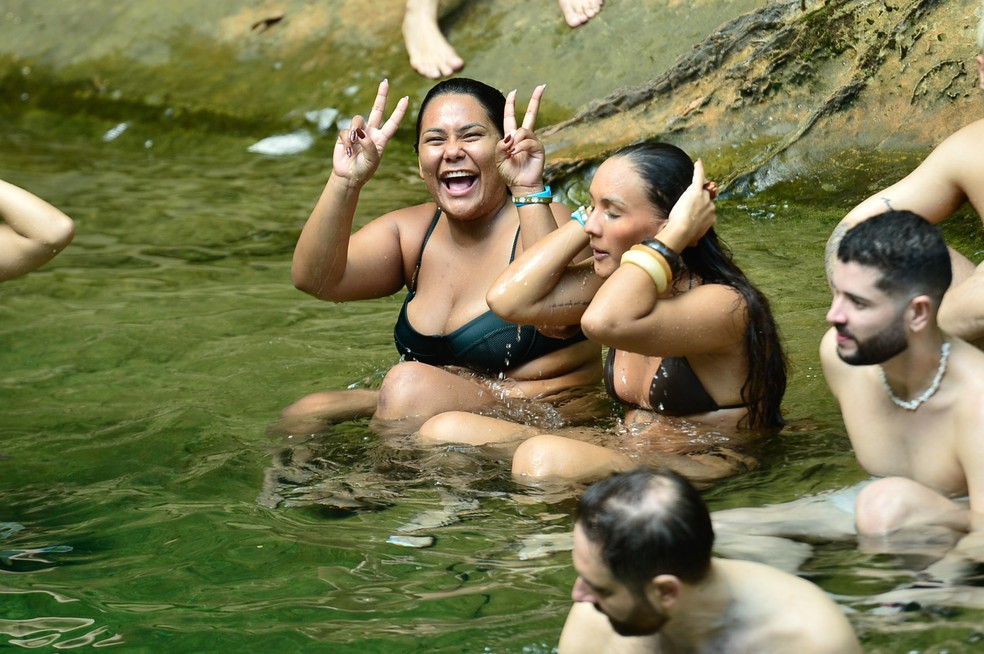 Ex-BBBs curtem Cachoeira de Santa Bárbara — Foto: Eduardo Martins / Brazil News