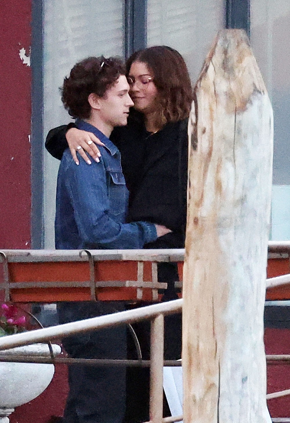 Zendaya e Tom Holland protagonizam cenas de romance em passeio por Veneza