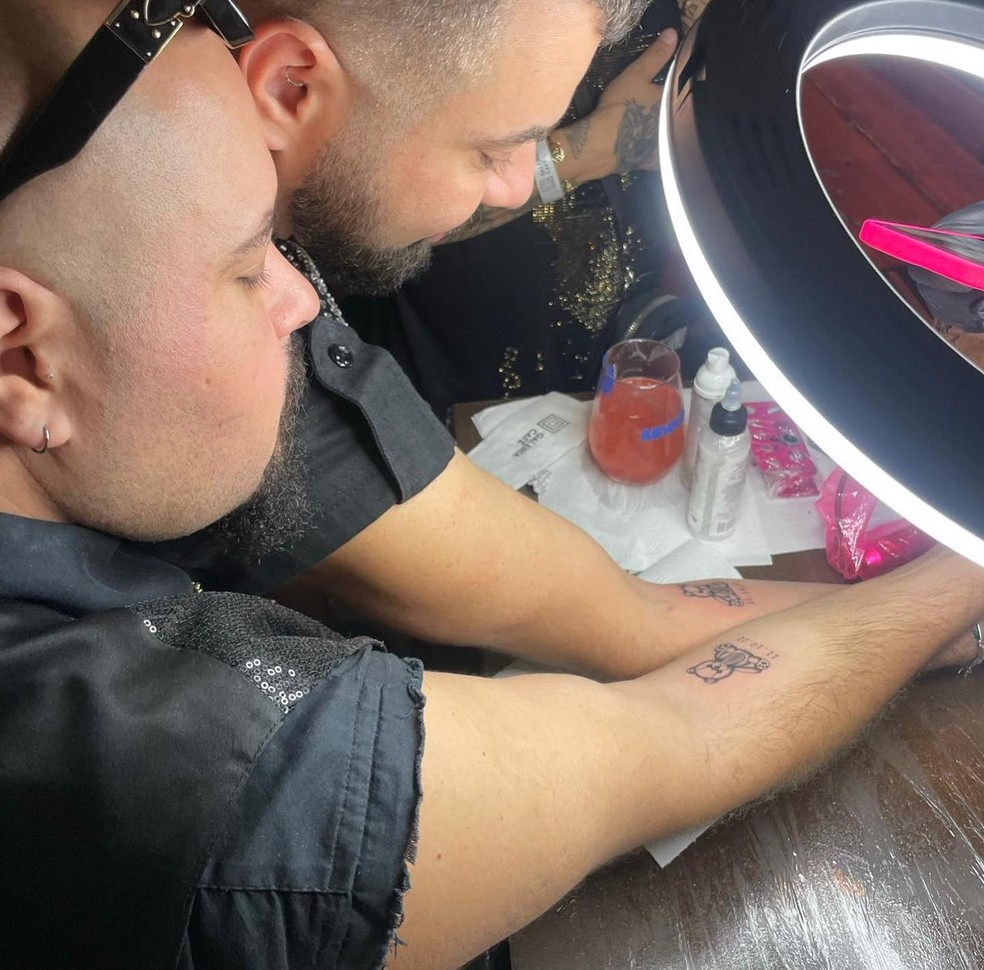 Tiago Abravanel e Fernando Poli fazem tatuagens iguais — Foto: Reprodução/Instagram