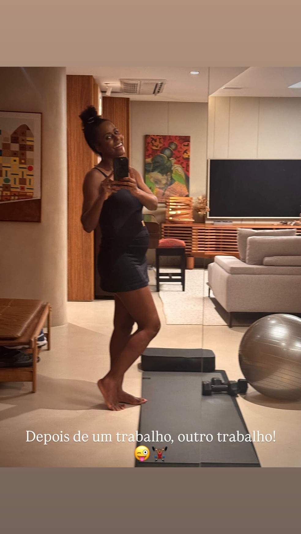 Grávida, Maju Coutinho deixa barriguinha em evidencia em selfie no espelho — Foto: Reprodução/Instagram