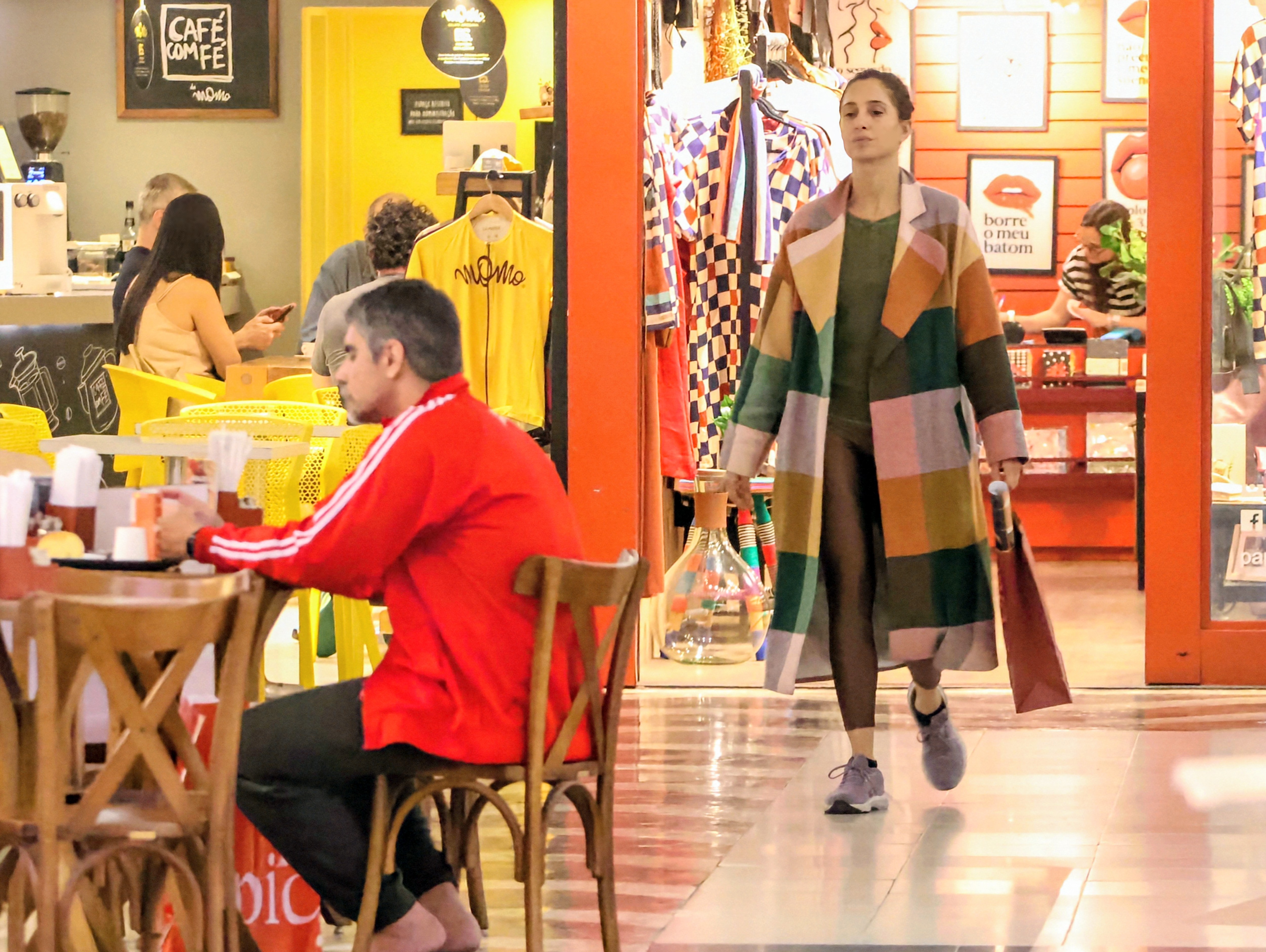 Camila Pitanga passeia em shopping com o noivo, Patrick Pessoa - QTU Questões do Universo