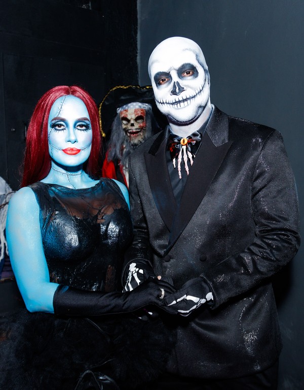 Carol Peixinho e Thiaguinho surpreendem em festa de Halloween com