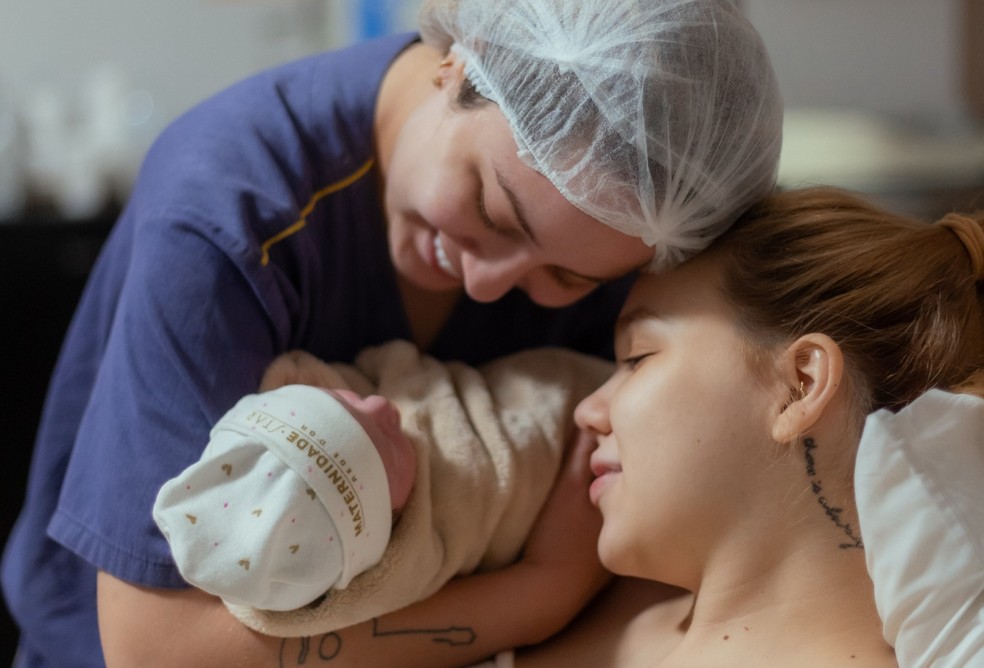 Mari Fernandez e Júlia Ribeiro anunciam nascimento da filha — Foto: Reprodução/Instagram