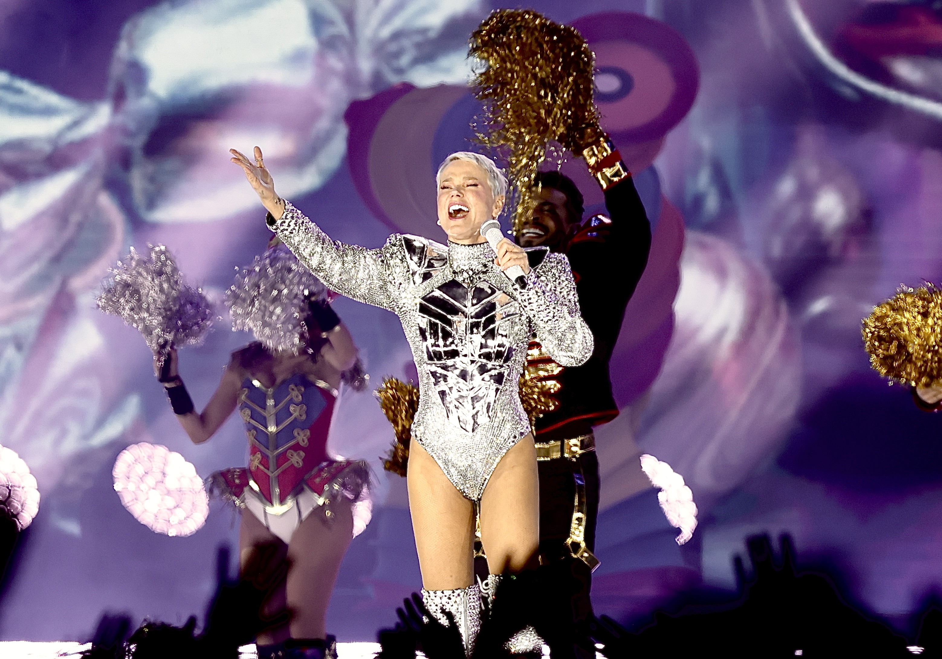 Xuxa faz apelo por netos em cima do palco e inclui Bruna Marquezine na brincadeira: 