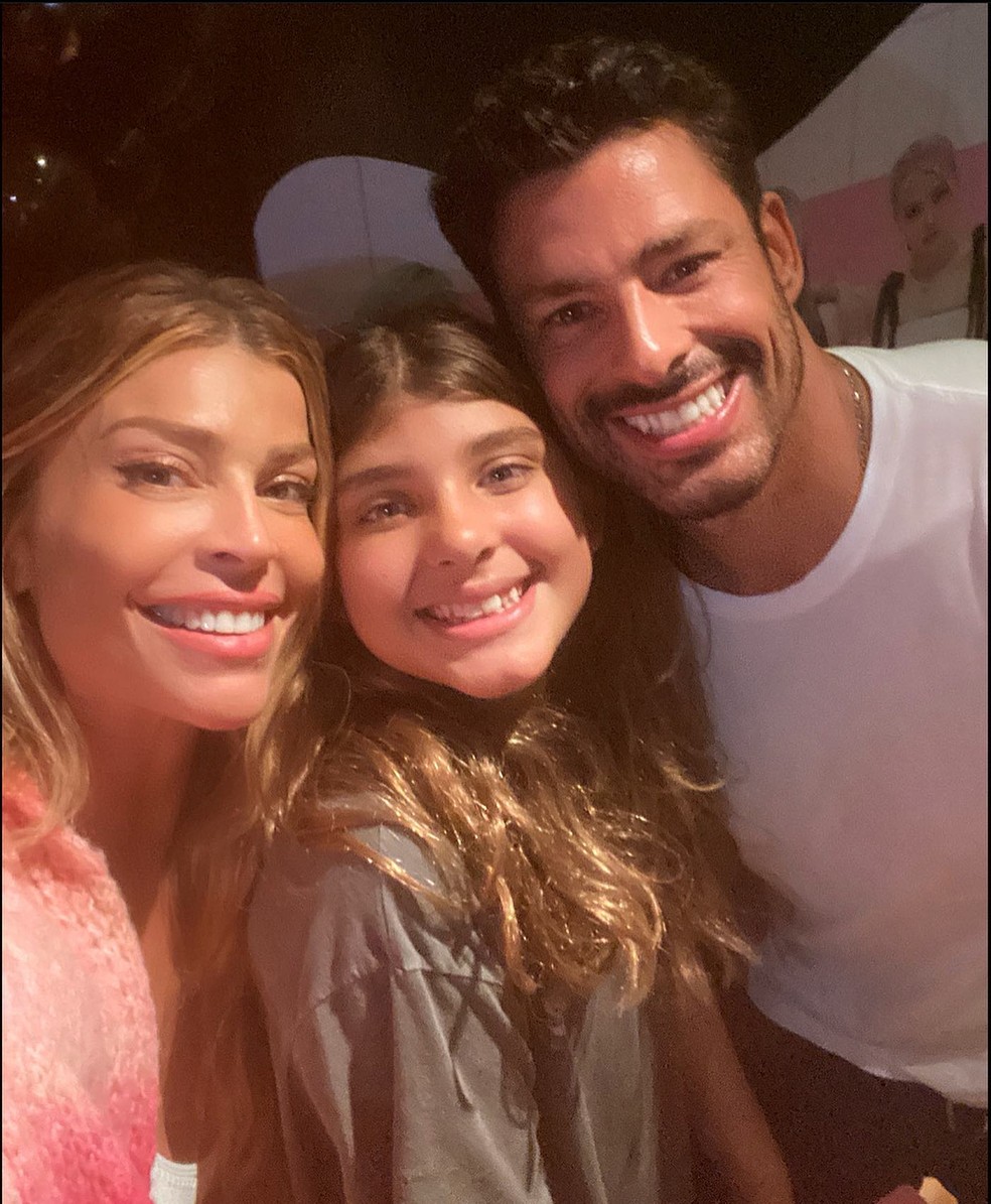 Cauã Reymond e Grazi Massafera com a filha, Sofia — Foto: Instagram