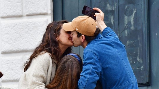 Em clima de romance, Ashton Kutcher e Mila Kunis passeiam com os filhos na Itália