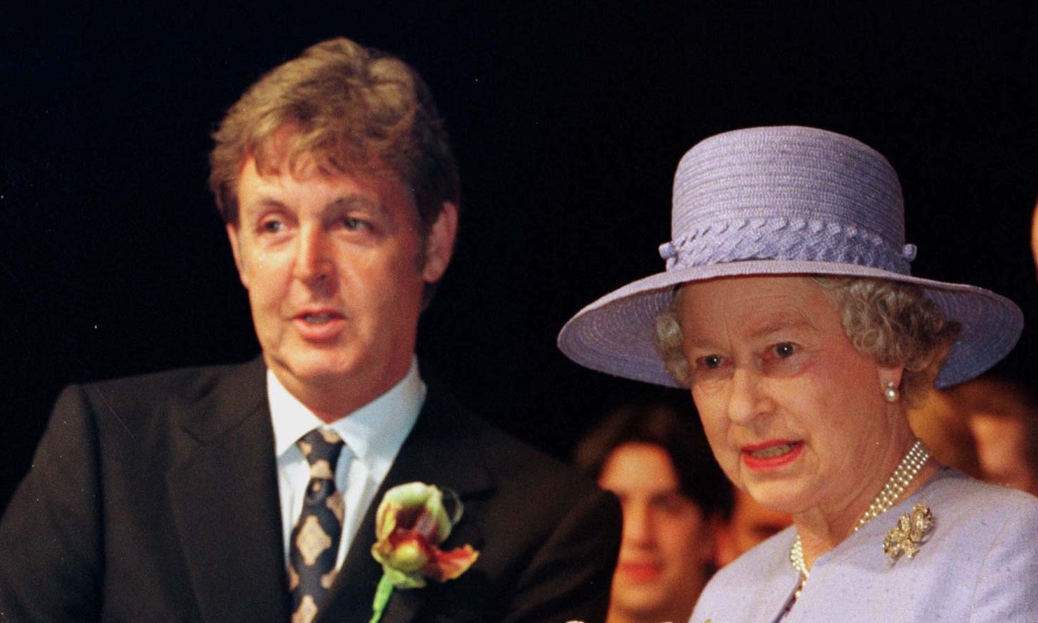 Esposa de Paul McCartney acredita que a 'gata' rainha Elizabeth II tinha uma queda por ele