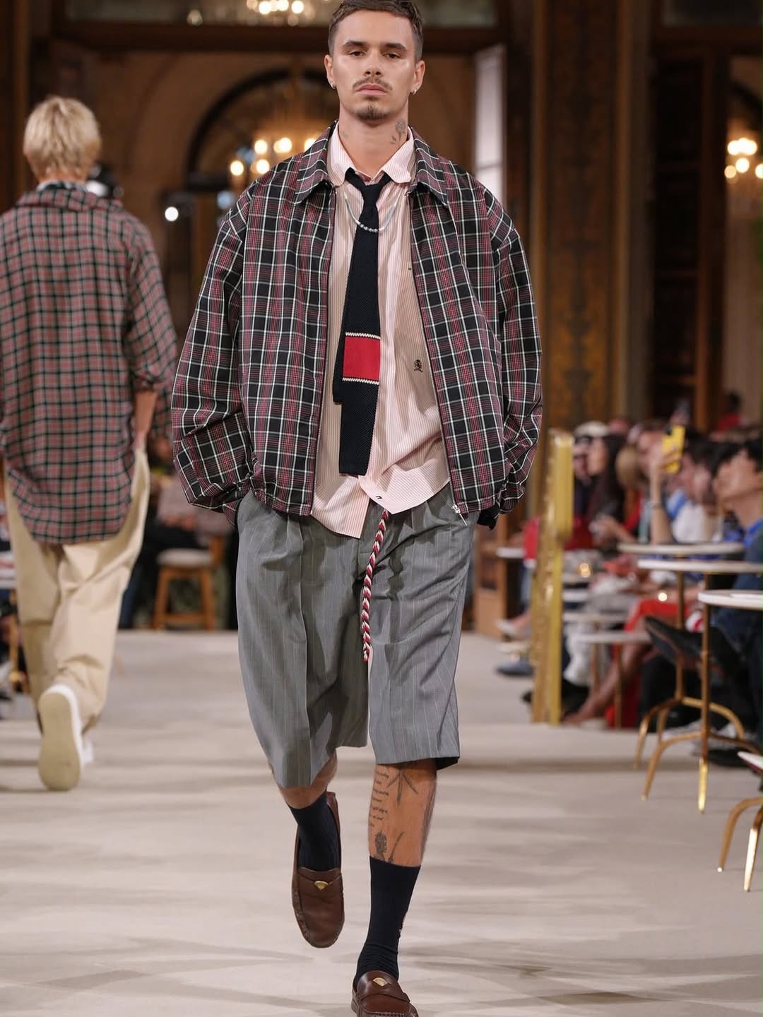 Romeo Beckham, filho de Victoria e David Beckham, fecha desfile no primeiro dia da NYFW - Foto