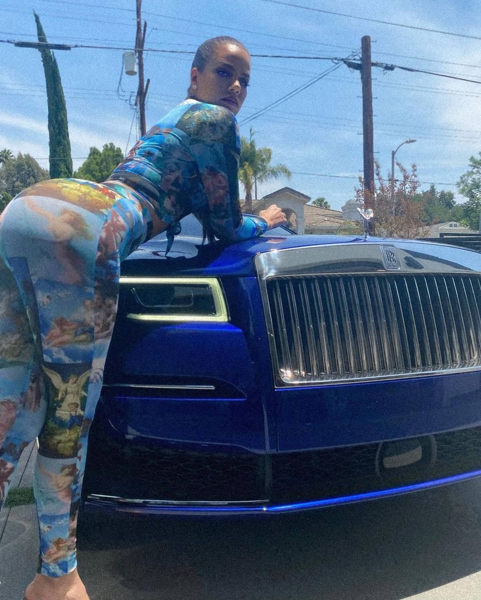 Khloé Kardashian e seu Rolls-Royce azul — Foto: Reprodução / Instagram